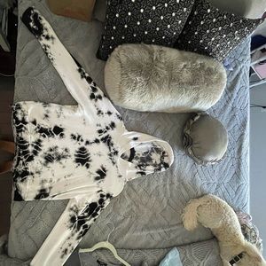 The most comfy sweatshirt ever you can wear this to sleep or to hang out!!